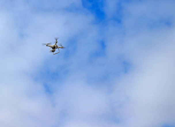 Der Flug des Hubschraubers am Himmel - Foto, Bild