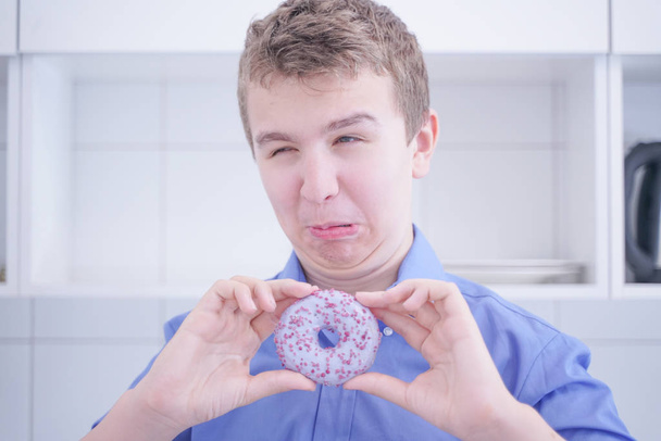 十代のハンサムな少年は不健康な食べ物を食べることを拒否する - 写真・画像