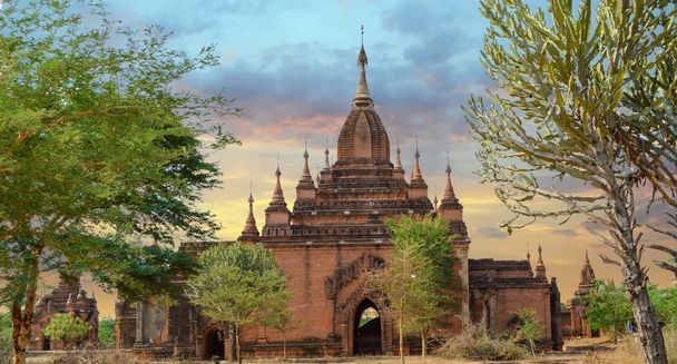 Sunset Shot de templo más pequeño y Stupa en Bagan
 - Foto, imagen