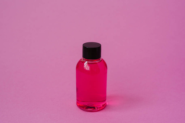 リアルな白い化粧品クリーム容器。ボトルのレイアウト。ピンクの背景にデザインのためのラベルなしのゲル、バーム、オイル - 写真・画像