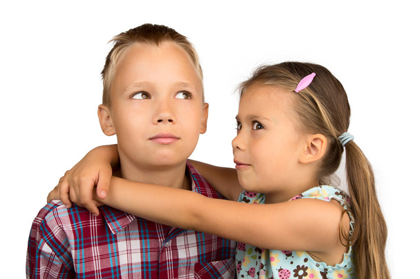 kleines Mädchen umarmt ihren älteren Bruder - Foto, Bild