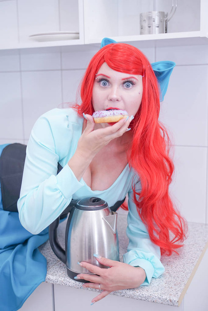 hungrige attraktive Mädchen essen Donut auf der Küche - Foto, Bild