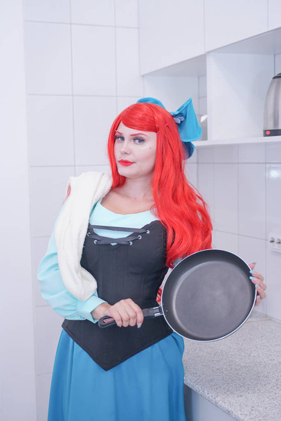 Attraente giovane donna sta lavando i piatti mentre fa la pulizia a casa - Foto, immagini