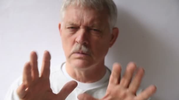 Starší muž vyjadřující negativita - Záběry, video