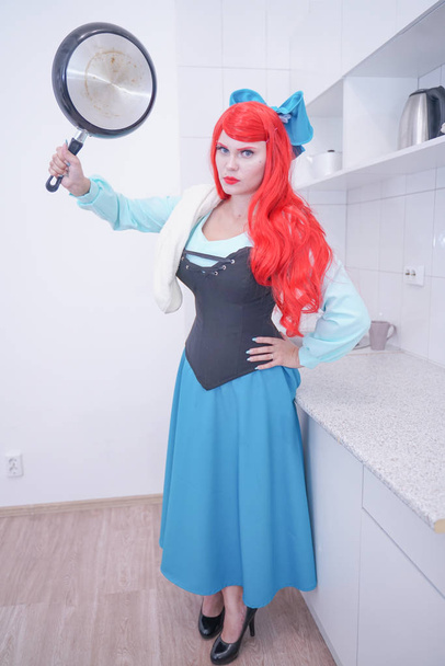 Κόκκινα μαλλιά συν μέγεθος θυμωμένη λυπημένη γυναίκα κρατώντας τηγάνι - Φωτογραφία, εικόνα