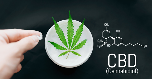 Creme CBD Cannabis. Vista superior do frasco com CBD cânhamo salve com lata
 - Foto, Imagem