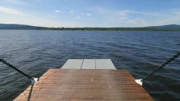 Büyük Lipno gölet üzerinde feribot tekne ön boyutu. Arabalar ve passangers göl boyunca bir feribot seyahat. - Video, Çekim