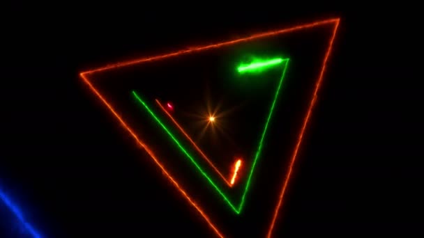 Fondo abstracto con triángulos de fuego de energía de color dinámicos giratorios. Volando entre brillantes formas de movimiento en la animación en 3D sin costuras y loopable
. - Imágenes, Vídeo