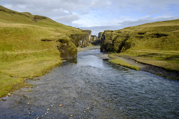 Caudal del río a través del cañón de Fjadrargljufur en Islandia
 - Foto, imagen