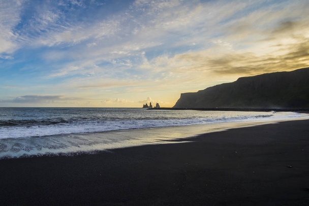 Siyah sahilde kaya oluşumları "Troll toes" gün batımı. Reynisdrangar, Vik, İzlanda - Fotoğraf, Görsel