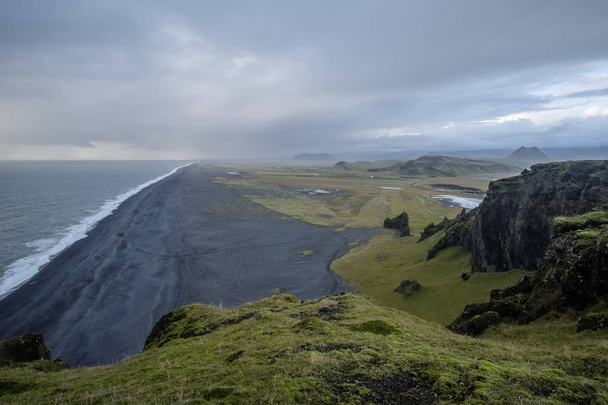 Playa de arena negra vista al paisaje, Islandia
 - Foto, Imagen