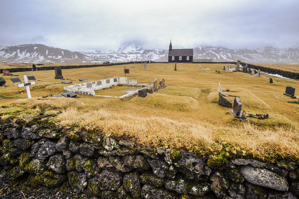 Schwarze Kirche in Island im Winter als Budakirkja-Kirche bekannt - Foto, Bild