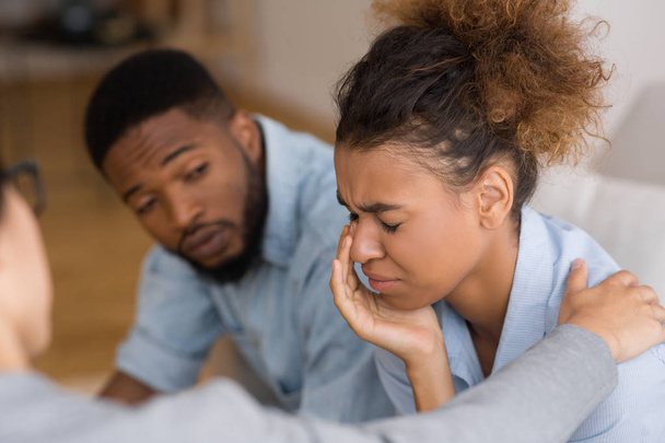 Conseiller réconfortant femme afro désespérée pleurer à la thérapie de couples
 - Photo, image