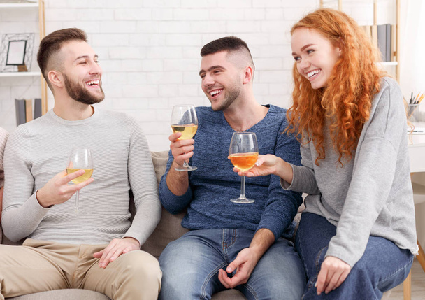 Vrienden genieten van een glas wijn thuis - Foto, afbeelding