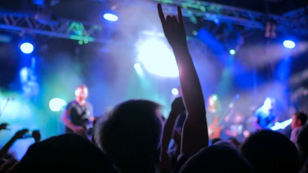 Σιλουέτες ατόμων που παρτάρουν σε ροκ συναυλία - Φωτογραφία, εικόνα
