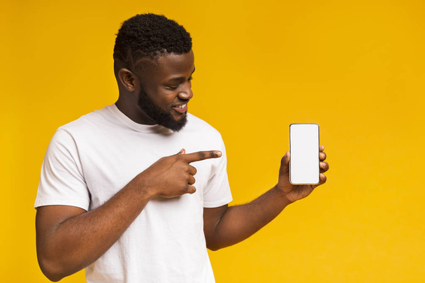 Feliz hombre negro sosteniendo el último teléfono inteligente delgado
 - Foto, Imagen