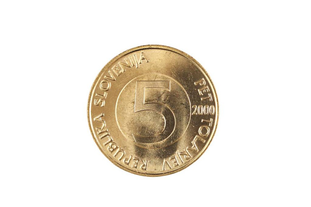 金、スロベニアの5つのトーラーコイン、クローズアップマクロで撮影、白い背景に隔離 - 写真・画像