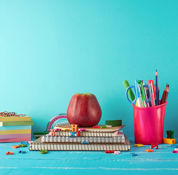 шкільне приладдя: блокнот, олівці, наклейки, ножиці
  - Фото, зображення