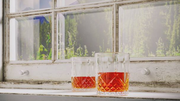 Сильные алкогольные напитки, стаканы виски, бренди на подоконнике, освещенные солнцем на фоне старого, потрепанного деревенского окна
 - Фото, изображение