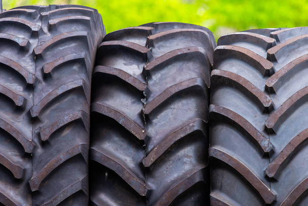 Grandes pneus trator ao ar livre na casa de reparação
 - Foto, Imagem
