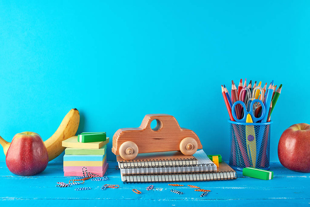 Σετ σχολικών προμηθειών: σημειωματάριο, μολύβια, αυτοκόλλητα, συνδετήρες - Φωτογραφία, εικόνα
