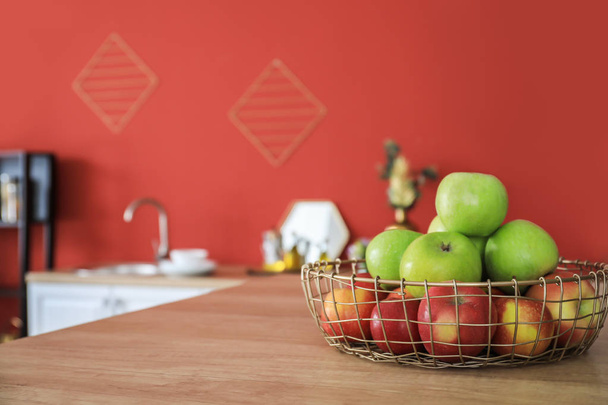 Čerstvá jablka na pultu v kuchyni - Fotografie, Obrázek