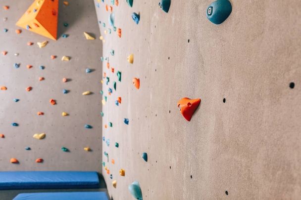 Murs avec cales d'escalade dans la salle de gym
 - Photo, image