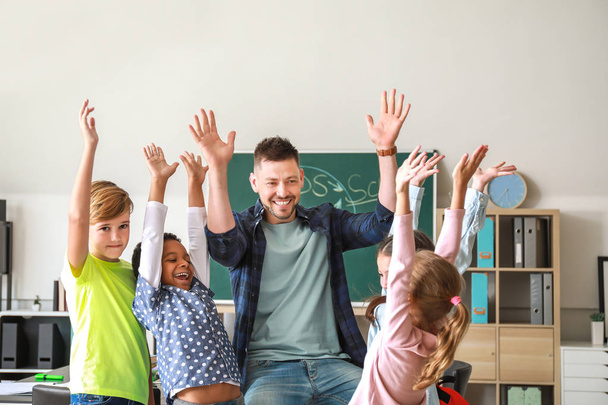 Ευτυχισμένα παιδιά με δάσκαλο στην τάξη - Φωτογραφία, εικόνα