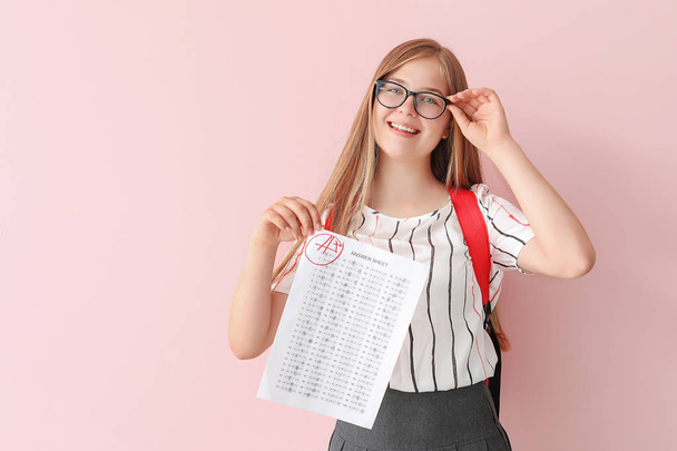 Onnellinen tyttö tulokset koulun testi väri tausta
 - Valokuva, kuva