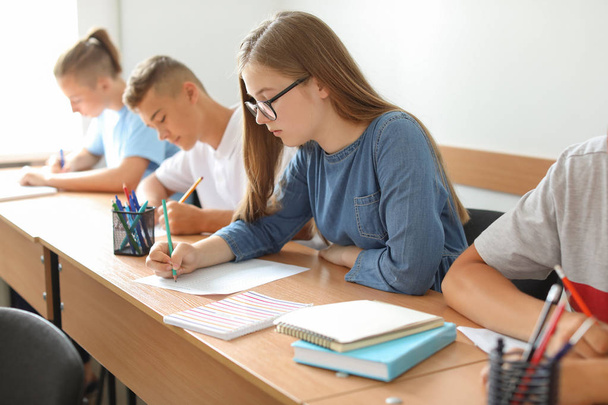 Schüler bestehen Schultest im Klassenzimmer - Foto, Bild