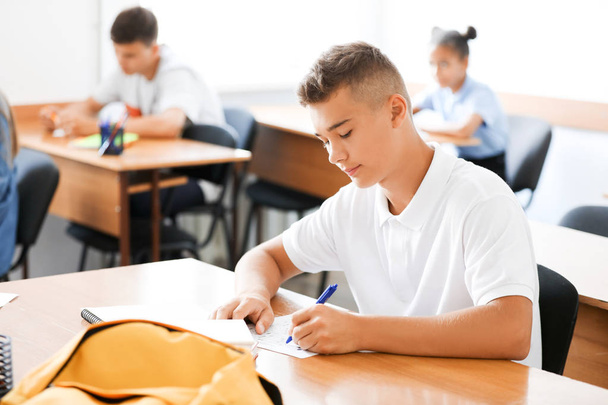 Adolescente chico pasando prueba de escuela en el aula
 - Foto, imagen