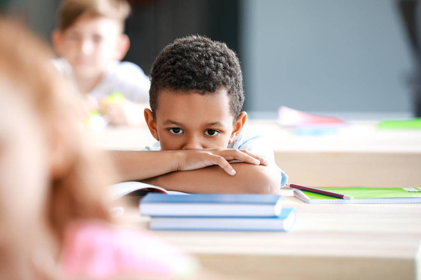 Mignon petit garçon afro-américain pendant les cours en classe
 - Photo, image