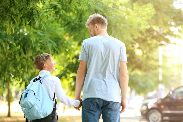 Kleine jongen gaan naar school met zijn vader - Foto, afbeelding