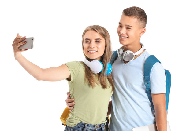Porträt junger Studenten beim Selfie auf weißem Hintergrund - Foto, Bild