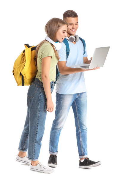 Porträt junger Studenten mit Laptop auf weißem Hintergrund - Foto, Bild