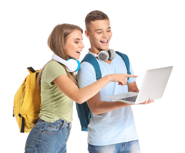 Portrait de jeunes étudiants avec ordinateur portable sur fond blanc
 - Photo, image