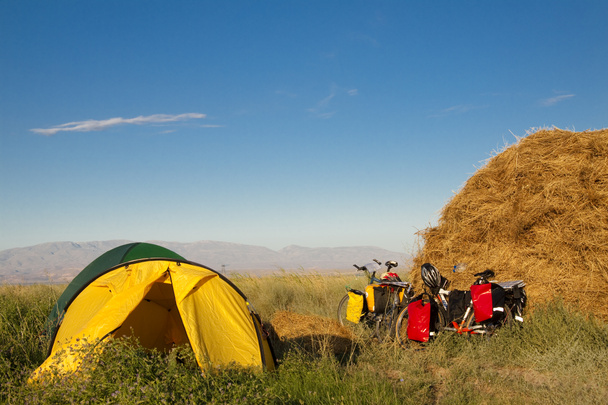 zwei Zelte und zwei Fahrräder - Foto, Bild