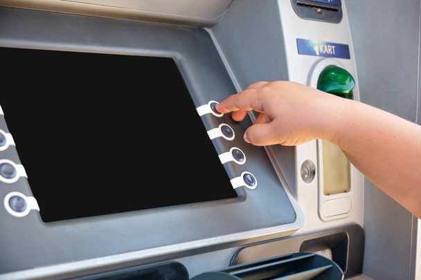 Obchodžena s penězi z bankovního bankomatu na transakci - Fotografie, Obrázek