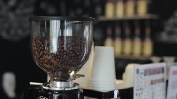 Ένα κοντινό κομμάτι κόκκων καφέ σε έναν μύλο καφέ - Πλάνα, βίντεο