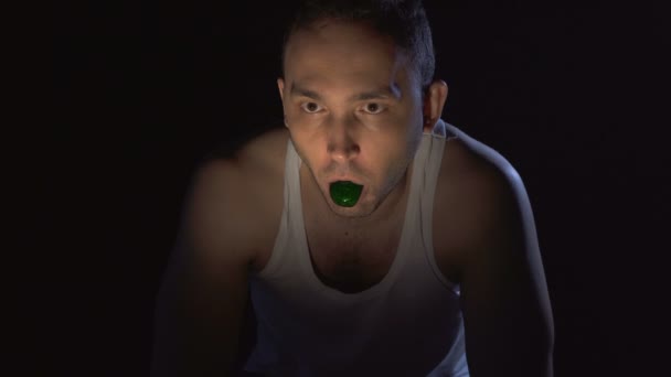 Божевільний з зеленим слизом в рот - Кадри, відео