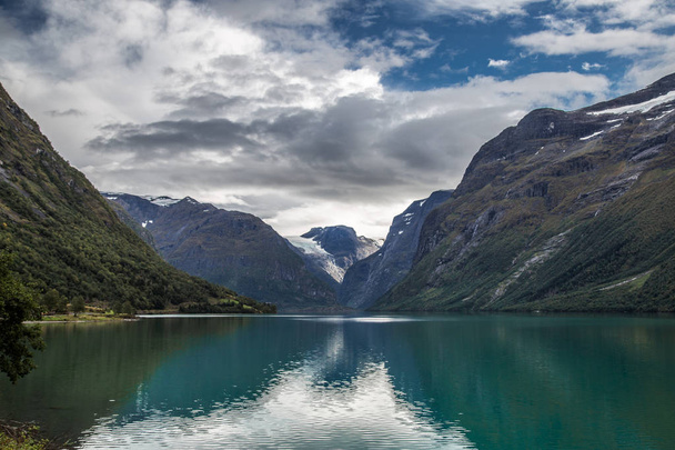 Вид на озеро Ловатнет в окрестностях города Орангер в Норвегии
 - Фото, изображение