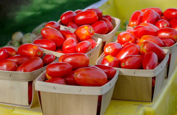 Tomates vermelhos minúsculos em um mercado de agricultores
 - Foto, Imagem