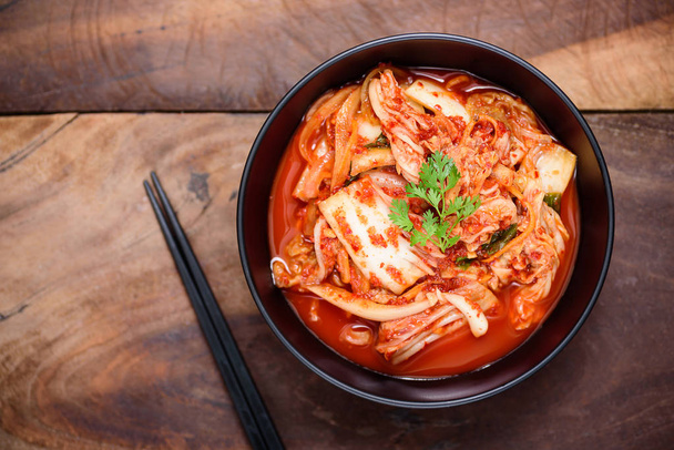 Kapusta Kimchi w misce, Koreańska kuchnia, widok z góry - Zdjęcie, obraz