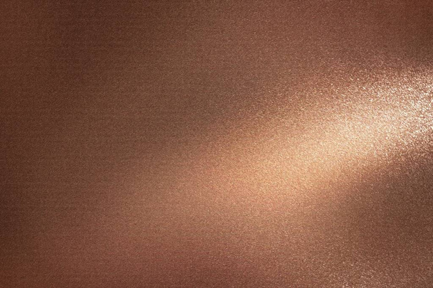 傷のある表面、抽象的なテクスチャの背景を持つ輝く暗いブロンズの金属壁 - 写真・画像