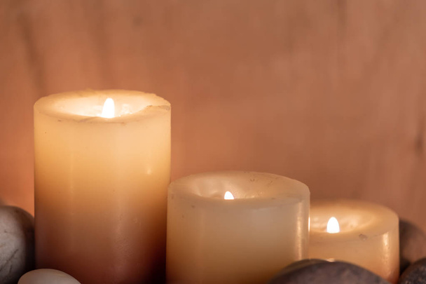 piedras energéticas, luz suave y velas aromáticas para sesión de yoga, en casa
 - Foto, imagen