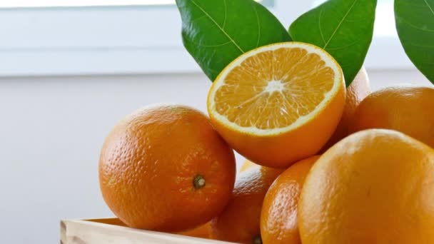 veel gesneden verse sinaasappelen, citrus achtergrond  - Video