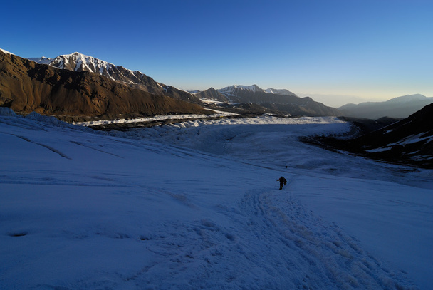 People on the glacier trail - Foto, imagen