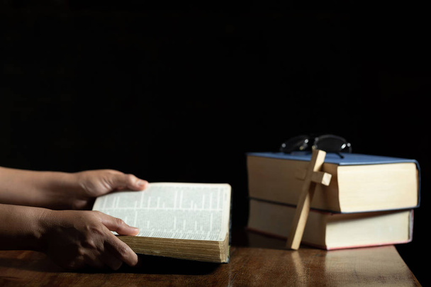 Bíblia sobre fundo de madeira
 - Foto, Imagem