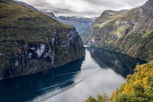 Вид фьорд Гейрангер з круїзу, в Норвегії - Фото, зображення