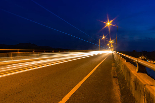 Verkeerslichten 's nachts op een brug. - Foto, afbeelding